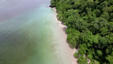 playa de malabares con agua cristalina