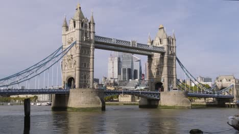 Tower-Bridge-An-Einem-Sonnigen-Tag-Im-Zentrum-Von-London-Mit-Autoverkehr-Und-Touristen