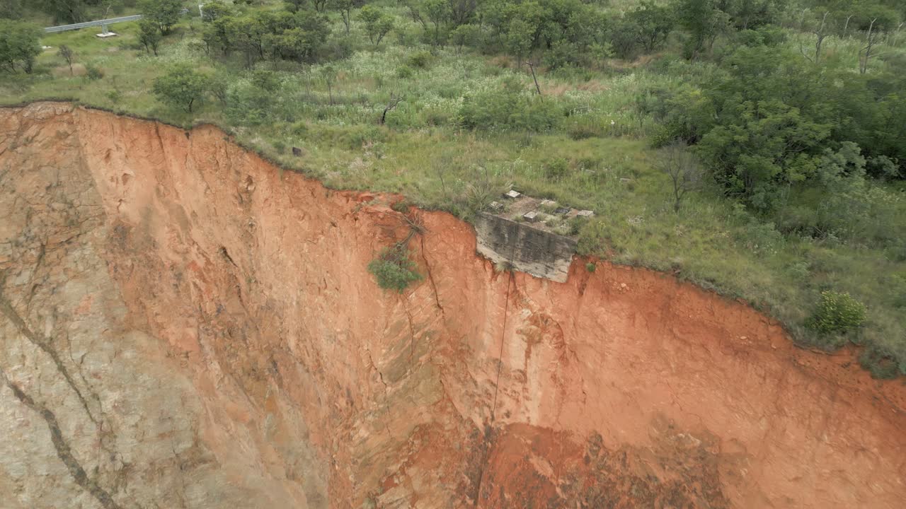 antena desciende a cimientos de hormigón en el borde del acantilado de roca vertical