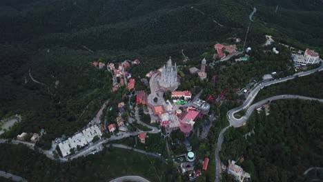 vista aérea del templo sagrat cor del monte tibidabo en barcelona, españa-1