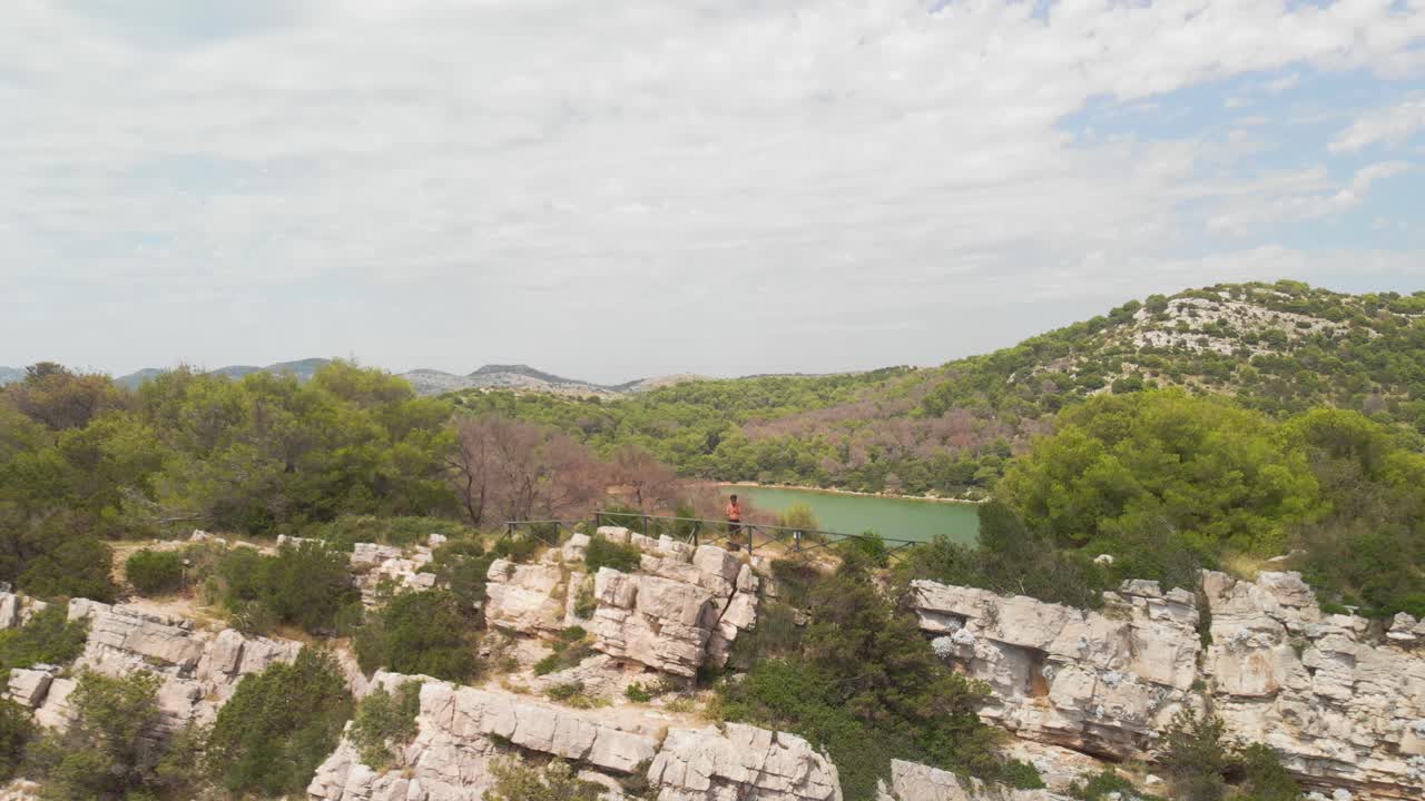 un'antenna dall'aspetto professionale della linea rocciosa dell'isola di kornat, nel sud della croazia, che rivela l'intera linea rocciosa
