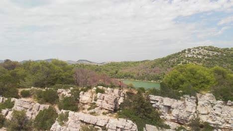 una vista aérea de aspecto profesional de la línea del acantilado de la isla kornat en el sur de croacia, que revela toda la línea del acantilado.