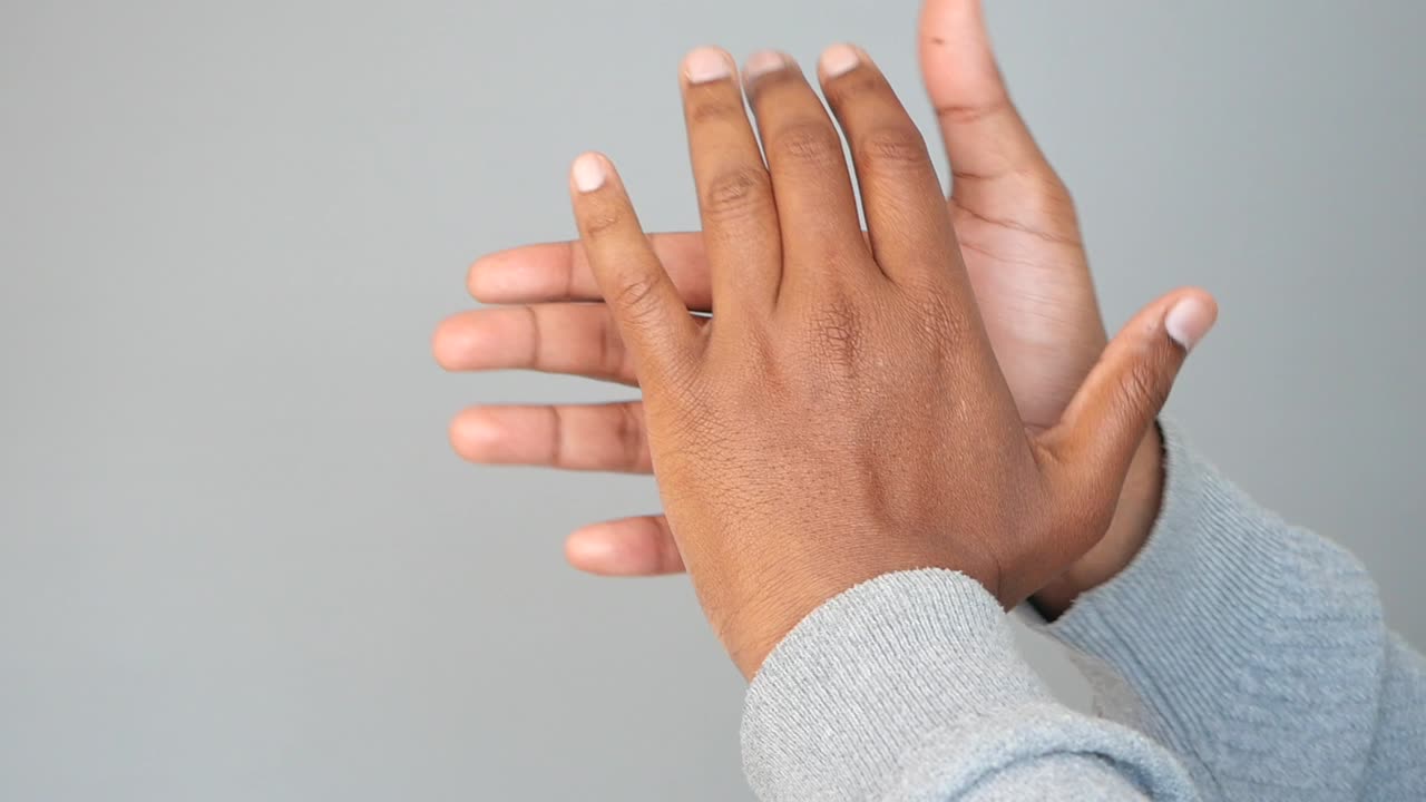 두 손이 박수를 치는 클로즈업