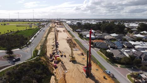 Trabajos-De-Extensión-De-Rieles-De-Mayordomo,-Vista-Aérea-Hacia-Atrás-Sobre-Equipos-De-Construcción