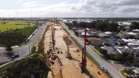 trabajos de extensión de rieles de mayordomo, vista aérea hacia atrás sobre equipos de construcción