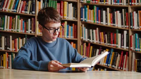 adolescente leyendo en una biblioteca
