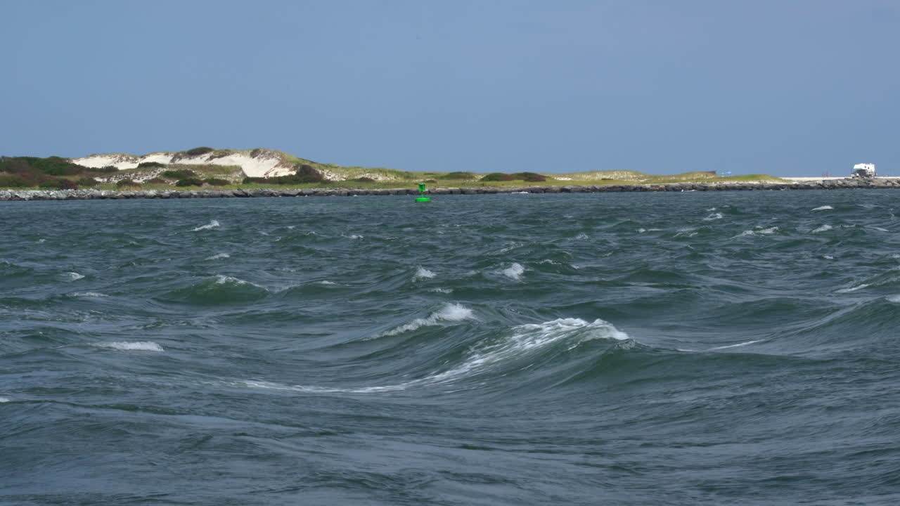barnegat 빛 입구에서 바다의 구르는 파도