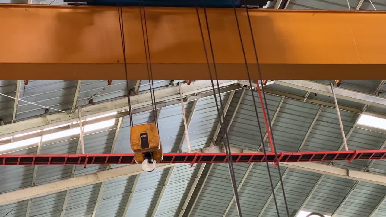 Gancho de grúa puente balanceándose. Grúa puente en movimiento