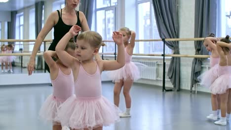 ejercicios de calentamiento en la clase de ballet