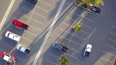 Zona-De-Aparcamiento-De-Coches-Y-Camionetas,-Coche-Blanco