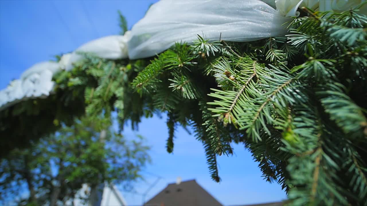 꽃으로 장식 된 결혼식 아치. 근접