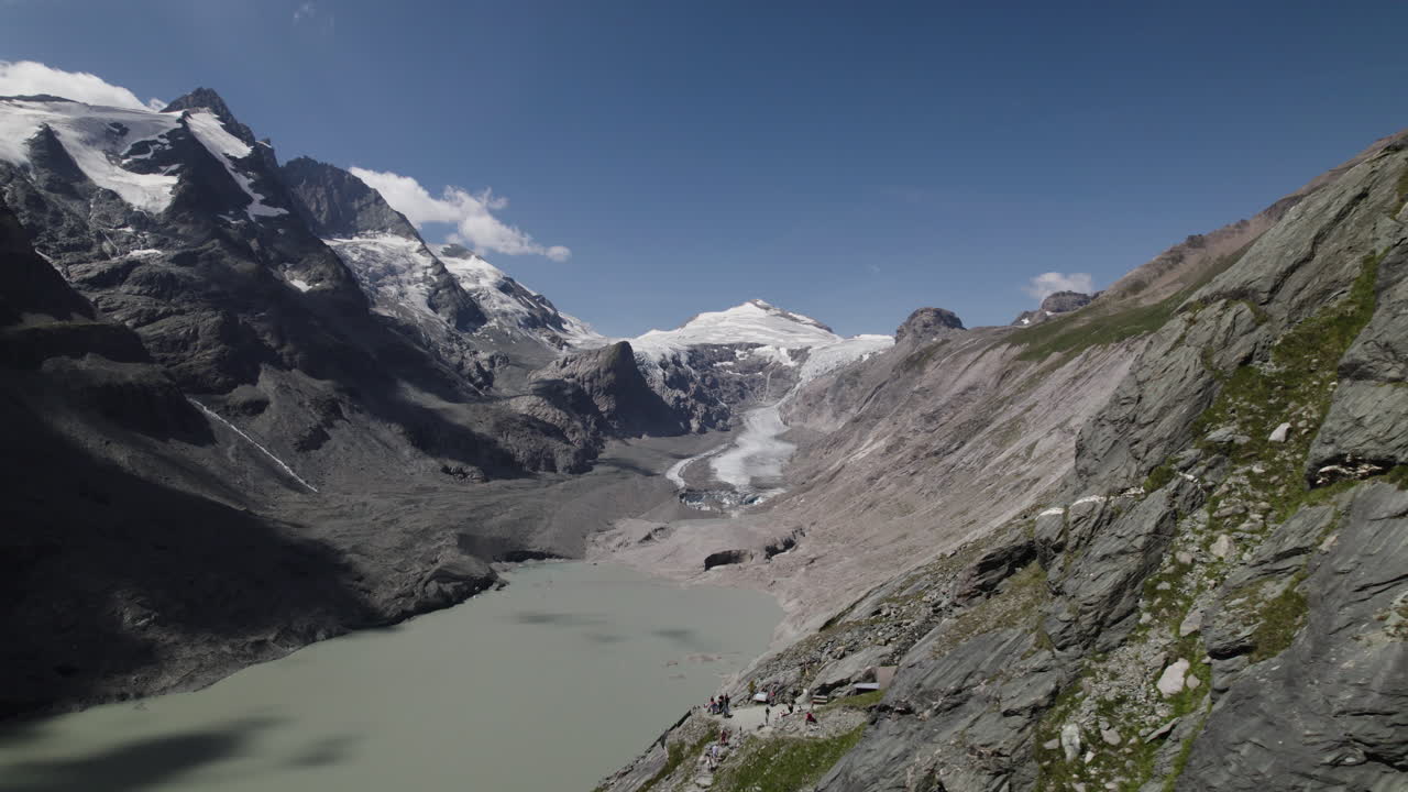 fotografía de un avión no tripulado que revela el derretimiento del lago glaciar de pasteur al pie de la montaña grossglockner en los alpes austriacos, turista en el parque nacional de high tauern en austria