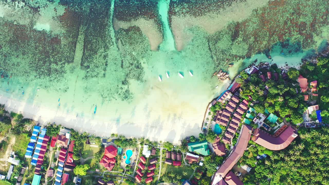 자연과 고급 호텔 및 리조트가 보존된 주변 산호초로 둘러싸인 열대 환초 섬