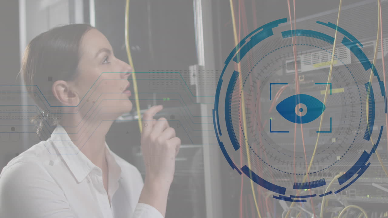 animación de un escáner ocular de retina sobre una ingeniera caucásica pensativa que trabaja en la sala de servidores