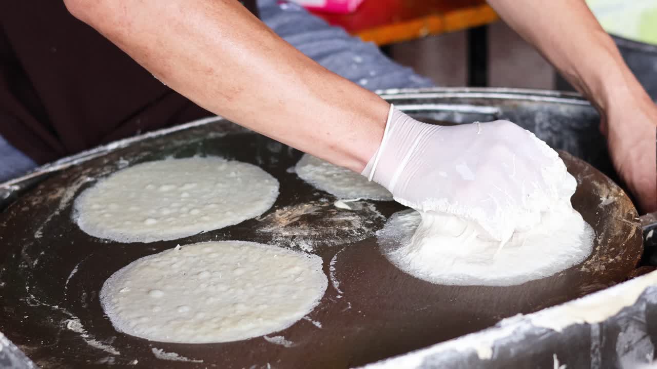 Preparazione e cottura di crêpes su una piastra calda