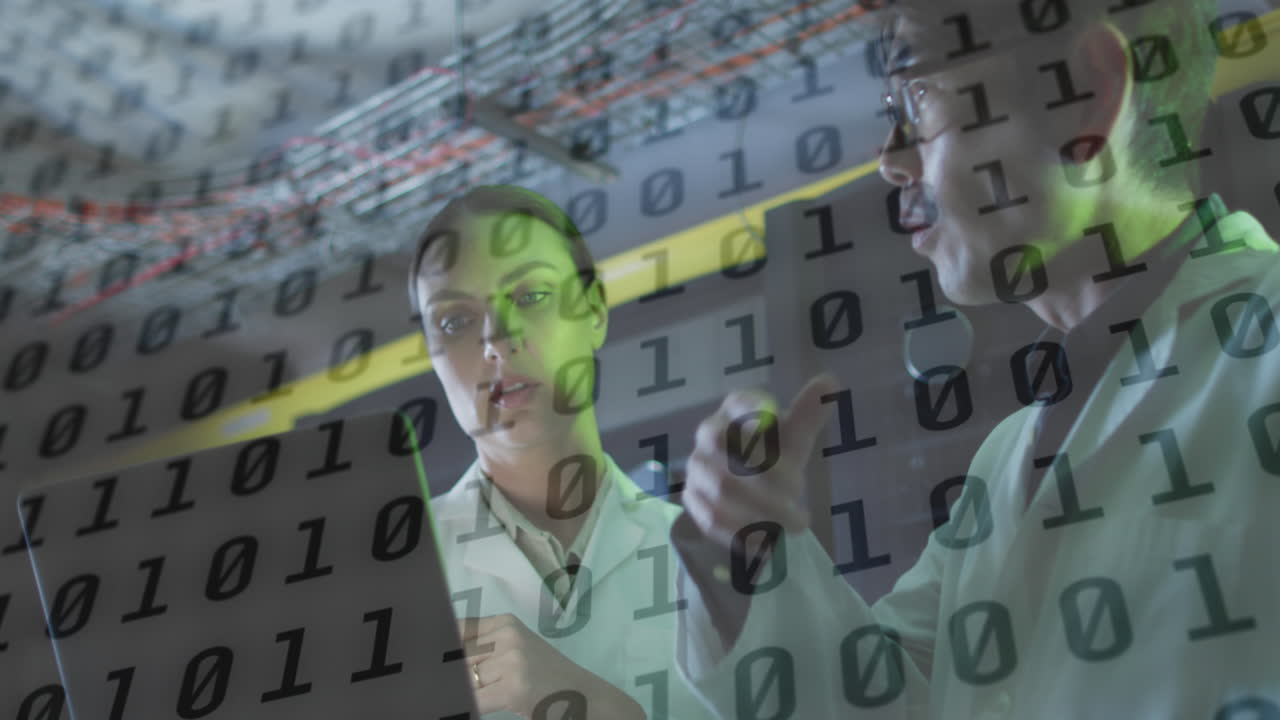 animación del procesamiento de datos sobre diversos trabajadores en la sala del servidor