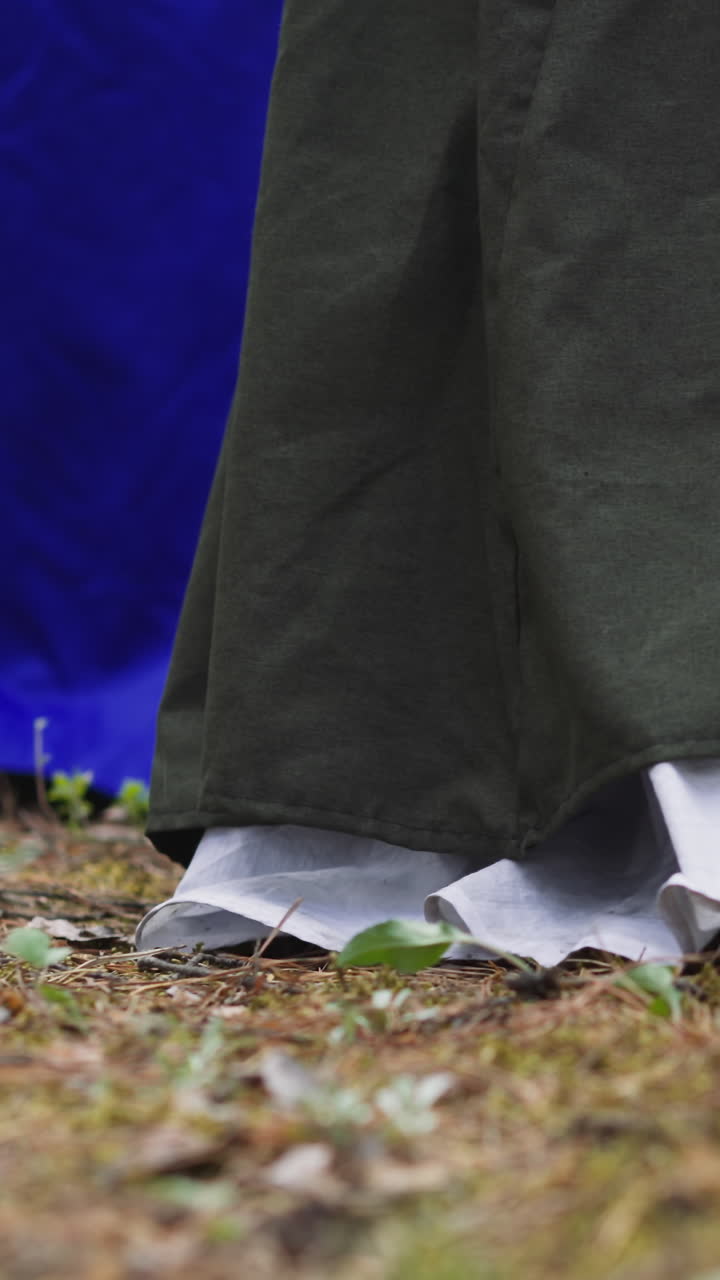mujeres con largos vestidos vintage caminan por el bosque en primer plano en un día de primavera. damas nobles caminando en cámara lenta. reconstrucción histórica