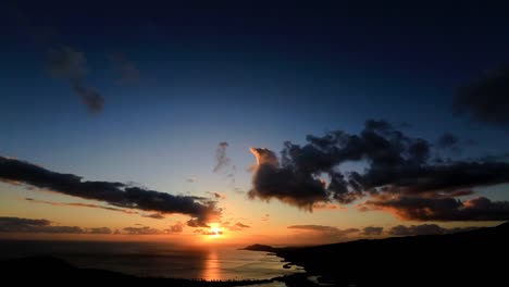 Hawaii---Contemplando-La-Puesta-De-Sol-En-La-Cima-Del-Sendero-Koko-Head