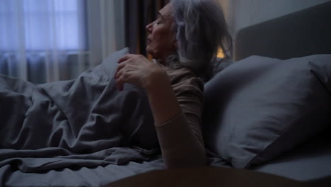 mujer tratando de dormir
