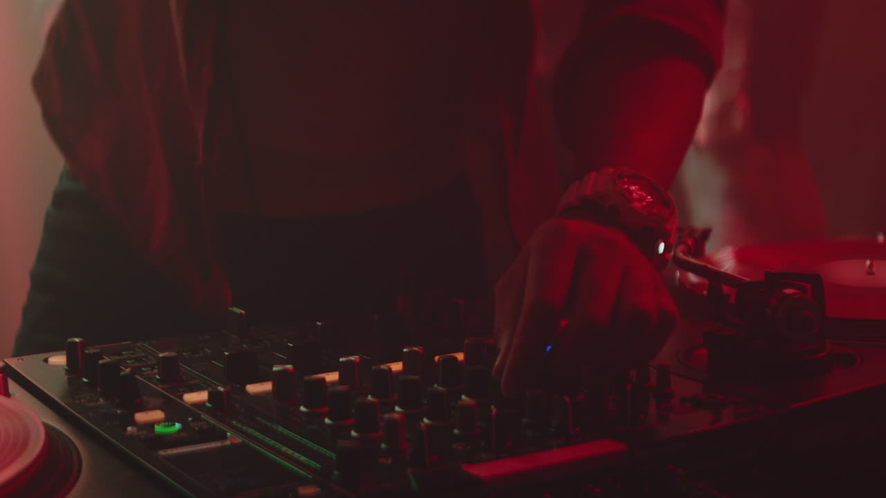 dj actuando en un club nocturno