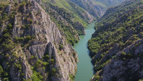 Imágenes-De-Drones-Aéreos-Del-Cañón-Matka-Del-Norte-De-Macedonia-11.mp4