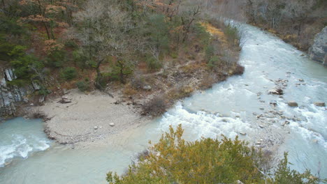 el hermoso río méouge en francia durante el invierno