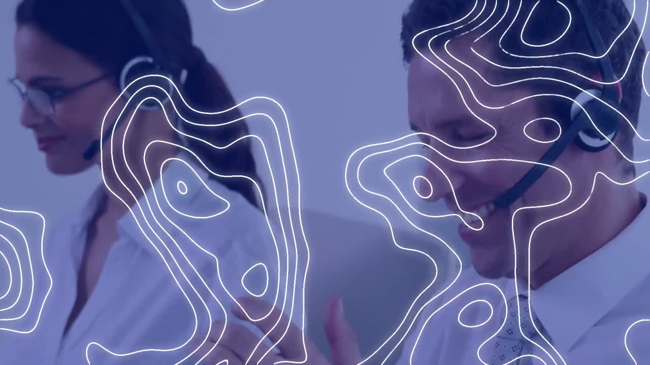 animación de líneas blancas del mapa sobre personas de negocios que usan auriculares telefónicos