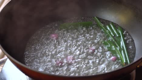 Hausgemachte-Kokosreisbällchen-In-Chiang-Mai,-Thailand