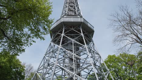 Inclinación-De-La-Estructura-De-Acero-De-La-Torre-De-Vigilancia-Petrin-En-La-Colina-En-Praga,-República-Checa,-República-Checa