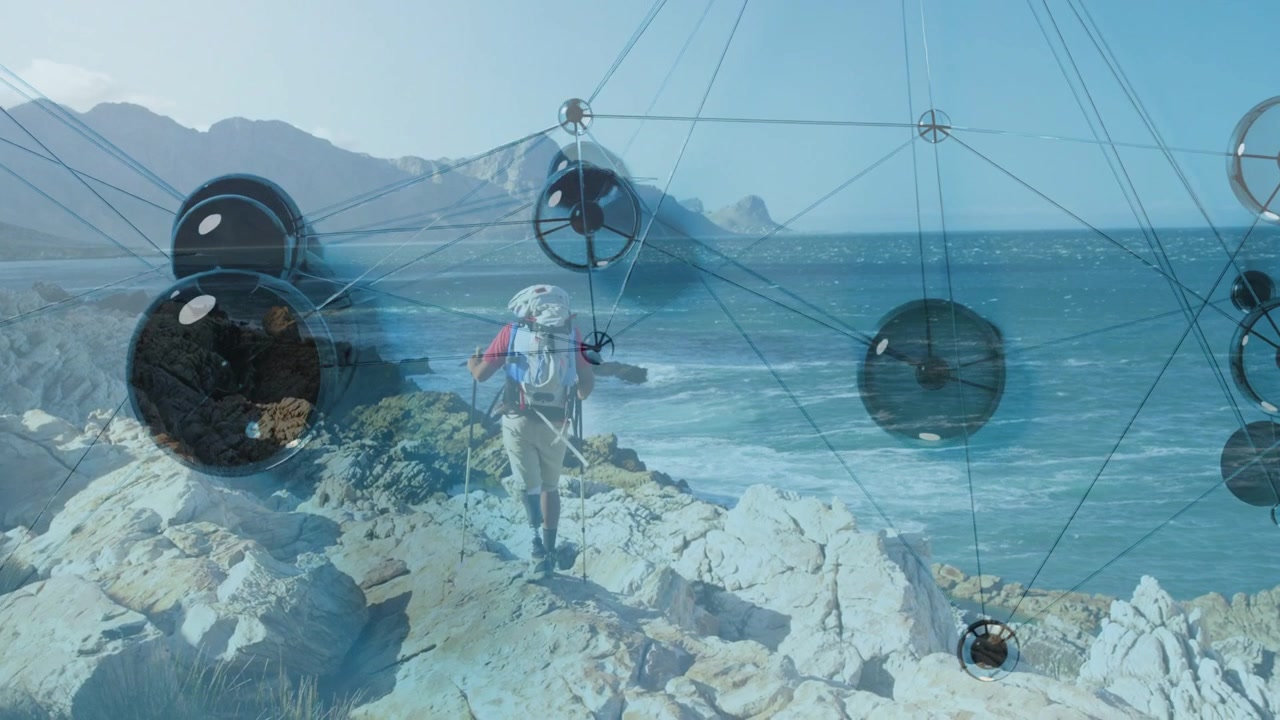 Escursionista che cammina lungo un crinale verso il mare, con una sovrapposizione di nodi che si espande e mappa il percorso per la tecnologia di navigazione