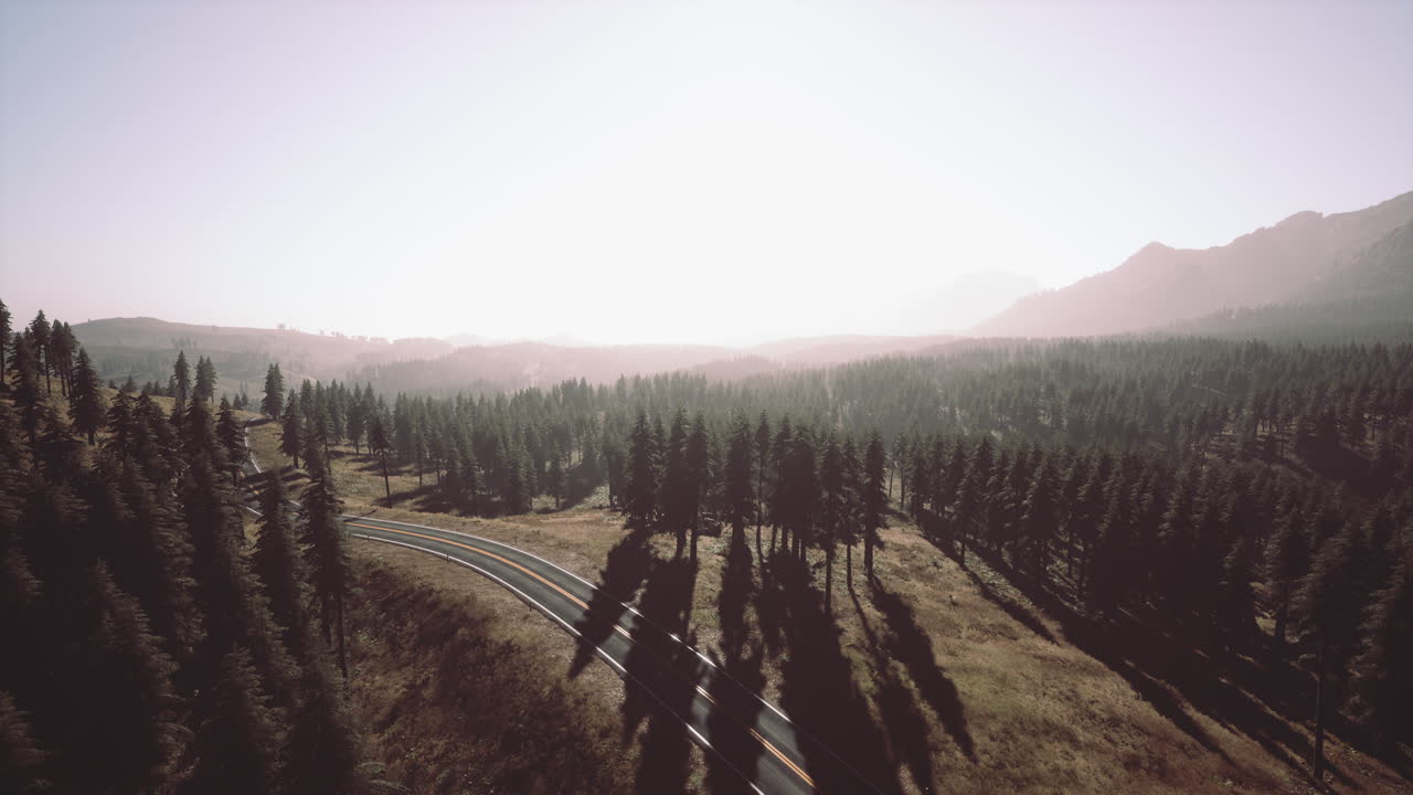 paso de montaña con caminos ventosos