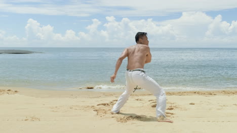 Mann-Tanzt-Capoeira-Am-Strand