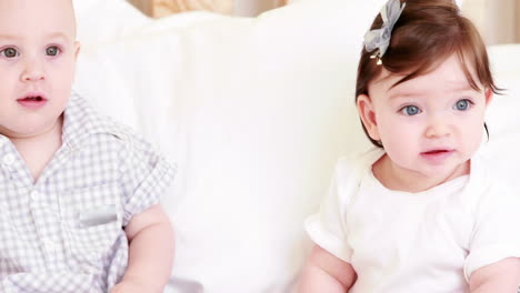bebés lindos en una cama