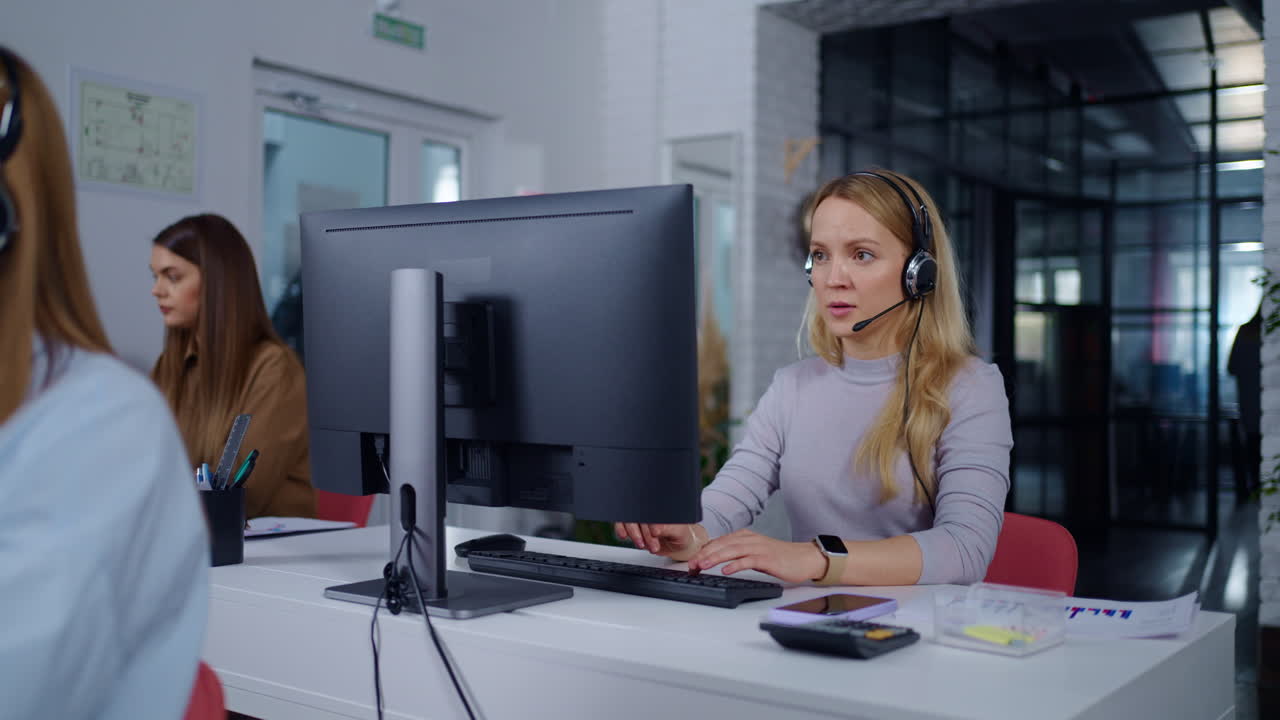 현대적인 사무실에서 일하는 고객 서비스 팀