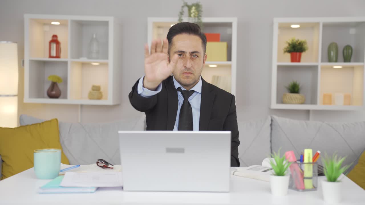 trabajador de oficina en casa hombre dice parar a la cámara, advierte.