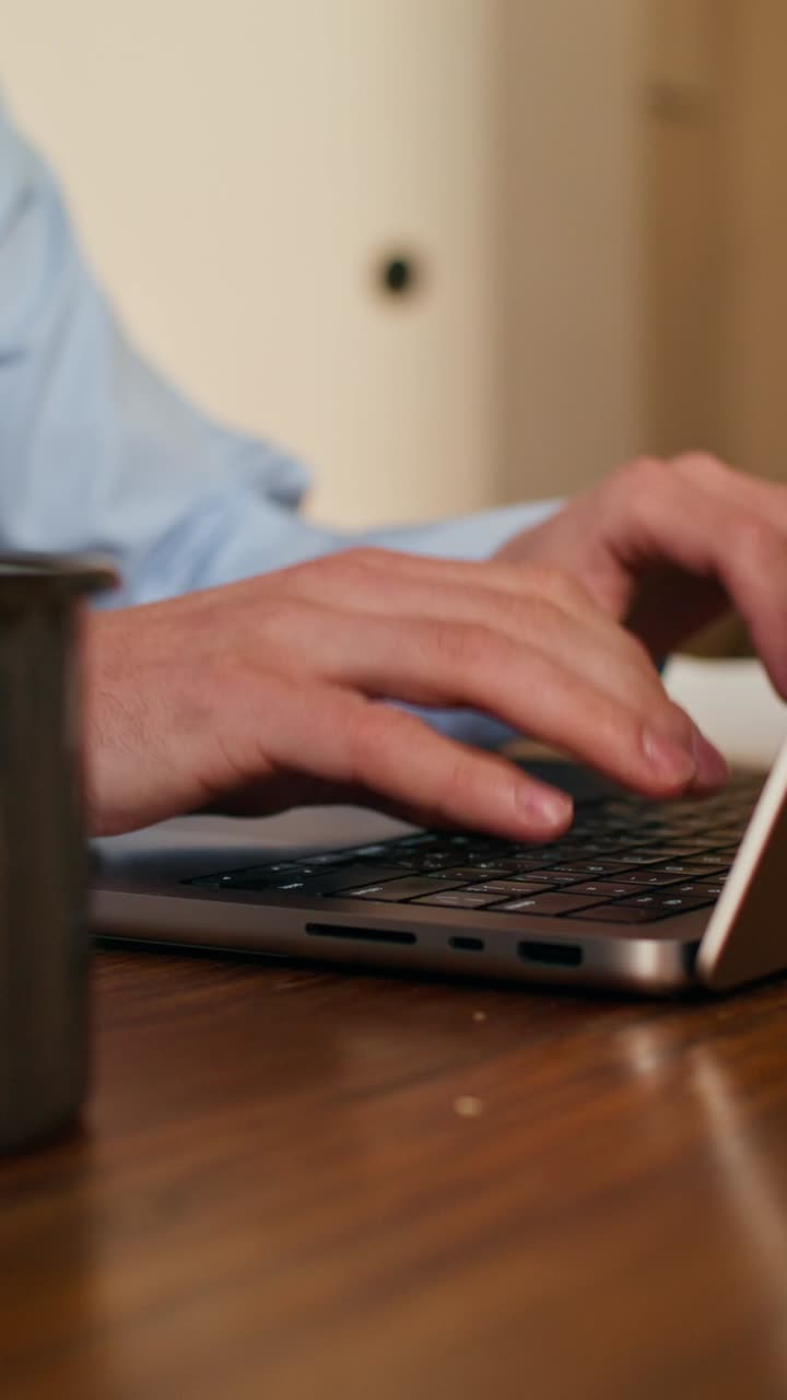 Persona escribiendo en la computadora portátil