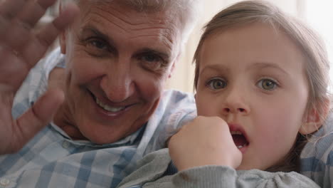 abuelo e hijo chateando por video niña pequeña compartiendo fin de semana de vacaciones con la familia abuelo disfrutando de chatear en la tecnología móvil en casa con la nieta pov 4k