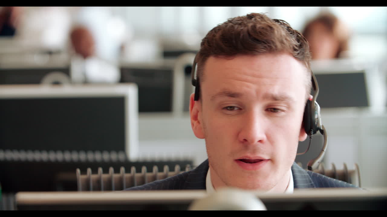 관리자가 사무실을 돌아다니며 동료와 대화하고 있습니다.