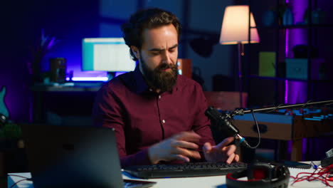 Presentador-De-Un-Programa-En-Línea-Filmando-Productos-Electrónicos-Y-Presentando-Periféricos-De-Computadora