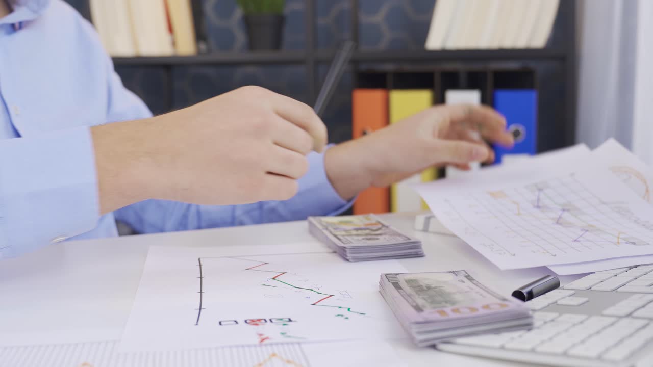 사업가가 비즈니스 성장과 수익 증가 그래프를 분석하고 플롯합니다.