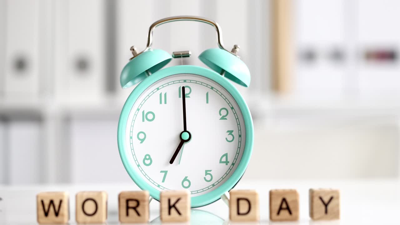 Sveglia per le sette e primo piano del testo 'giorno lavorativo'