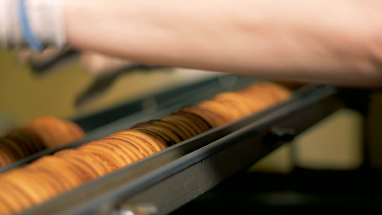 trabajo manual en un transportador con galletas.