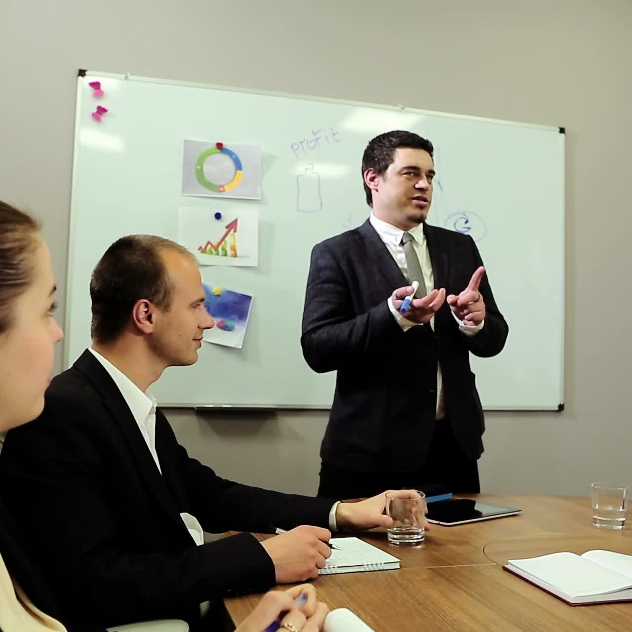 reunión de equipos empresariales colaboradores