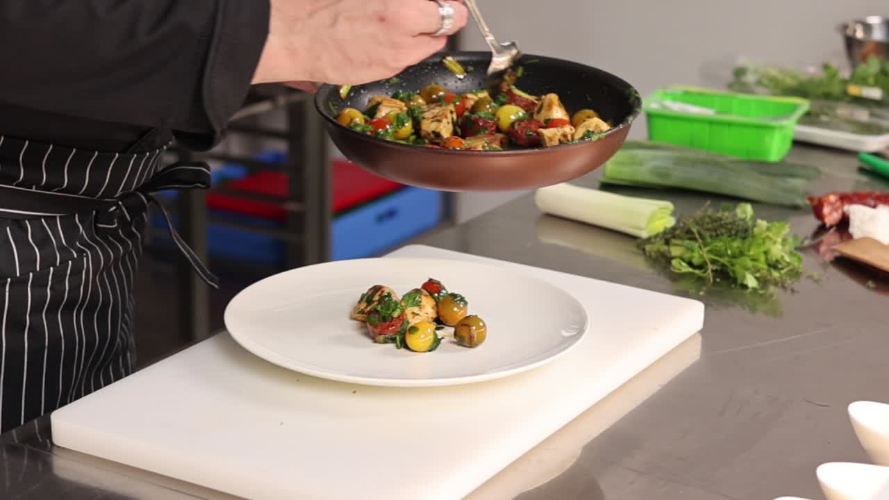 el chef preparando un plato delicioso