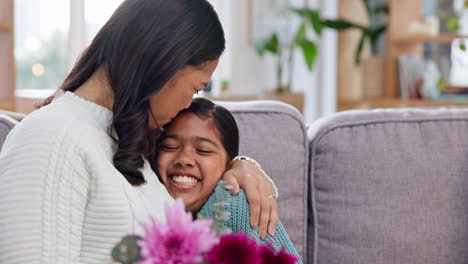 Regalo-Del-Día-De-La-Madre,-Niña-Y-Flores-En-El-Sofá