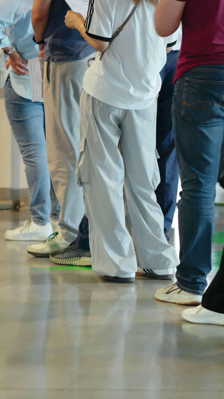 Sekelompok orang yang berdiri dalam antrean