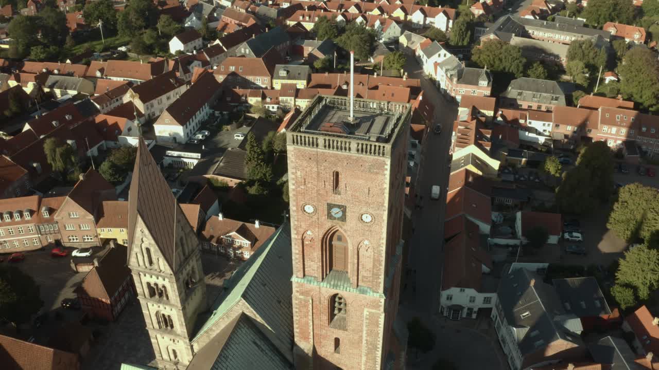 Ribe Domkirke, Ribe. Drone sobre a igreja na Dinamarca