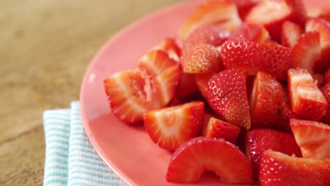 primer plano de rodajas de fresas en un plato