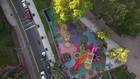 los niños se divierten en el moderno y colorido patio de recreo de buenos aires al atardecer, argentina