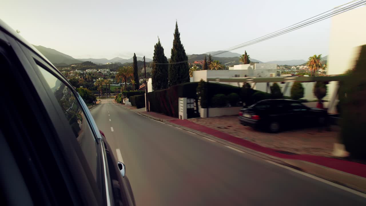 교외를 따라 운전하는 자동차, 창 리어 뷰